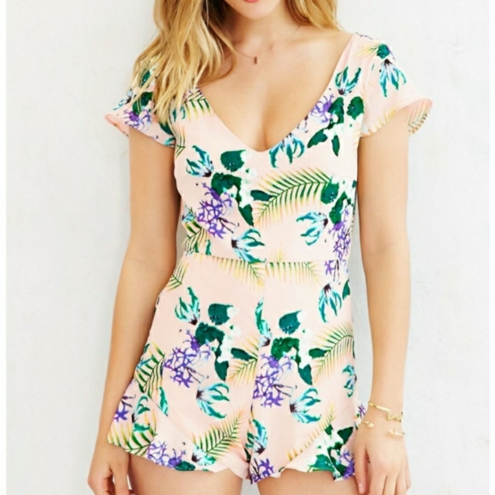 For Love & Lemons Romper Size Small Floral Dainty Ruffled V-Neck Flutter